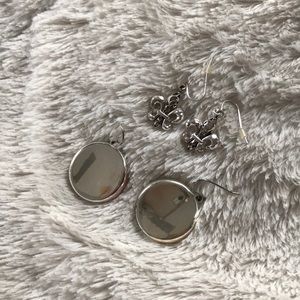 2 pairs of Earrings